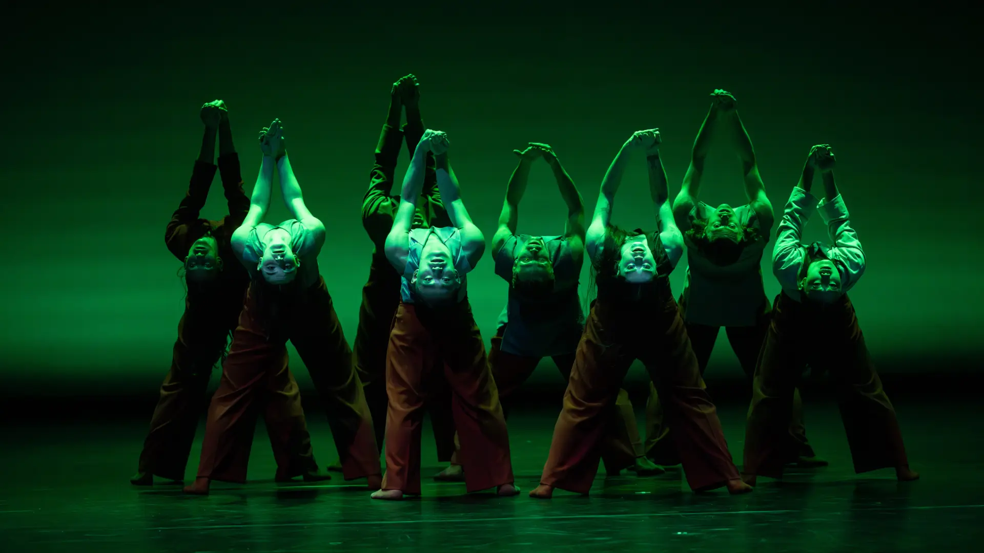 The Staatstheater Regensburg ensemble performing under green stage light